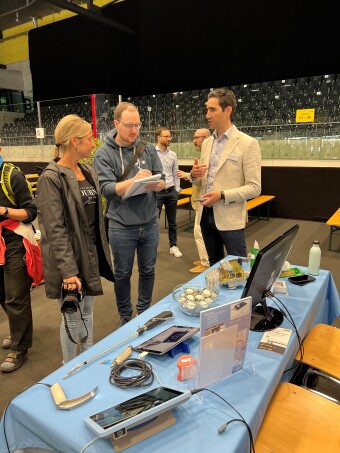 Silvio Nussbaumer stellt die Brütsch Elektronik AG an der Schaffhauser Tischmesse vor
